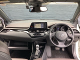 運転席周りです。カップホルダーや小物の収納などは必須ですよね!!使い勝手の良いつくりになっております!!