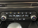 【オートエアコン】一度お好みの温度に設定すれば、車内の温度を検知し風量や温度を自動で調整。暑い…寒い…と何度もスイッチ操作をする必要はありません。快適な車内空間には必須の機能ですね♪