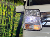 【LEDヘッドライト】悪天候や夜間走行時も良好な視界を確保し安心して運転できる高輝度LEDヘッドライトを装備!点灯速度が早く、消費電力も抑えられています。