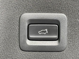 【パワーバックドア】スマートキーや運転席のボタンを押すだけでリアゲートが自動で開閉します!荷物を持っている時や、高い位置にあるバックドアを閉める際に便利な機能です♪