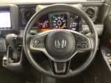 ハンドルにHondaセンシング系のクルーズコントロールやレーンキープアシストなどのスイッチと、オーディオの操作スイッチが装備されています。ハンドルから手を離さず安全に操作できます。