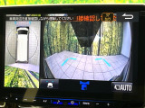【パノラミックビューモニター】専用のカメラにより、上から見下ろしたような視点で360度クルマの周囲を確認することができます☆死角部分も確認しやすく、狭い場所での切り返しや駐車もスムーズに行えます。