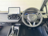 シンプルな運転席周りです。インパネ周りの各操作スイッチ類も使いやすいよう配置されています!