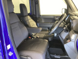 広い足元に肘掛けもついたゆったり座れるシートです。運転席と助手席の間が空いているため、助手席側への移動がスムーズです。交通量の多い道でも、助手席側から乗り降りができます。