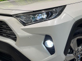 【LEDヘッドライト】悪天候や夜間走行時も良好な視界を確保し安心して運転できる高輝度LEDヘッドライトを装備!点灯速度が早く、消費電力も抑えられています。