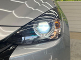 【LEDヘッドライト】悪天候や夜間走行時も良好な視界を確保し安心して運転できる高輝度LEDヘッドライトを装備!点灯速度が早く、消費電力も抑えられています。