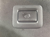 【パワーバックドア】スマートキーや運転席のボタンを押すだけでリアゲートが自動で開閉します!荷物を持っている時や、高い位置にあるバックドアを閉める際に便利な機能です♪