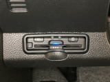 ハンドルの左下にETCがついています。高速道路の料金所の通過も楽々です。 カードの取り出しもしやすい場所についています。