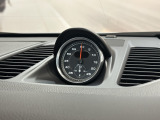 オプション設定のスポーツクロノパッケージを装備しております。(ダッシュ中央のアナログメーターが車内のアクセントにもなり、走行モードの切り替えにより走りの質が変化します)