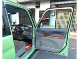 運転席の窓操縦は、視界を確保するためにも重要です。大きな窓や薄いフレームが、周囲の状況を把握しやすくしてくれます