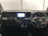 車内はチタニア抗菌防臭施工済です。黒+グレー系の内装色がスポーティなインパネ周りを演出します。グローブボックスやカップホルダーのほかにトレーなどたくさんの収納スペースが付いています。