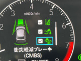 【ホンダセンシング】走行中に前方の車両等を認識し、衝突しそうな時は警報とブレーキで衝突回避と被害軽減をアシスト。より安全にドライブをお楽しみいただけます。