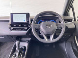 シンプルな運転席周りです。インパネ周りの各操作スイッチ類も使いやすいよう配置されています!