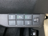 ハンドルの右側にはヘットライトリベライザーとHondaセンシング用のメインスイッチがついています。ヘッドライトリベライザーは道路状況や積荷の加重に応じてライトの高さを調節できます。