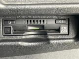 【ETC2.0(DSRC/ITSスポット)】ETCカードを挿入すれば料金所はノンストップで通過できます。ETC限定の割引や、高速道路の情報提供サービスを利用できます。