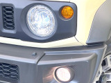 【LEDヘッドライト】悪天候や夜間走行時も良好な視界を確保し安心して運転できる高輝度LEDヘッドライトを装備!点灯速度が早く、消費電力も抑えられています。
