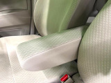 【アームレスト】運転中の身体の負担を軽減してくれるアームレストを装備♪