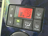 【オートエアコン】一度お好みの温度に設定すれば、車内の温度を検知し風量や温度を自動で調整。暑い…寒い…と何度もスイッチ操作をする必要はありません。快適な車内空間には必須の機能ですね♪
