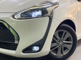 【LEDヘッドライト】悪天候や夜間走行時も良好な視界を確保し安心して運転できる高輝度LEDヘッドライトを装備!点灯速度が早く、消費電力も抑えられています。