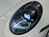 オプション設定のLEDヘッドライト/ポルシェダイナミックライトシステムプラス(PDLS Plus)【ハンドル操作に合わせてLEDヘッドライトの照射方向が稼働しナイトドライブをアシストします】