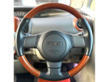 ハンドルは、車の操作性を直感的に感じる重要な部分です。ドライバーの手のひらにフィットするデザインが、快適なドライブを実現しますね