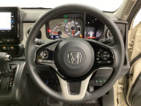 ハンドルにHondaセンシング系のクルーズコントロールやレーンキープアシストなどのスイッチと、オーディオの操作スイッチが装備されています。ハンドルから手を離さず安全に操作できます。