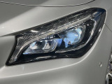 ●LEDヘッドライト:夜間走行時も良好な視界を確保し安心して運転できる高輝度LEDヘッドライトを装備!点灯速度が早く、消費電力も抑えられています。