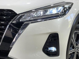 【LEDヘッドライト】悪天候や夜間走行時も良好な視界を確保し安心して運転できる高輝度LEDヘッドライトを装備!点灯速度が早く、消費電力も抑えられています。