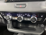 【オートエアコン】一度お好みの温度に設定すれば、車内の温度を検知し風量や温度を自動で調整。暑い…寒い…と何度もスイッチ操作をする必要はありません。快適な車内空間には必須の機能ですね♪
