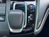 【ETC】有料道路を利用する際に料金所で停止することなく通過できる、ETC車載器(ノンストップ自動料金収受システム機器)が装備されています。セットアップを行うことで利用可能になります。