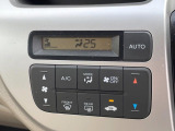 【オートエアコン】一度お好みの温度に設定すれば、車内の温度を検知し風量や温度を自動で調整。暑い…寒い…と何度もスイッチ操作をする必要はありません。快適な車内空間には必須の機能ですね♪