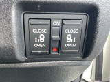 こちらの車両は両側電動スライドドアを装備(*^_^*)乗り降りの際や荷物を持っているときに大変重宝しますよ(*^_^*)