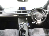 使いやすく運転しやすいレイアウトの運転席回り。