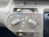 【オートエアコン】一度お好みの温度に設定すれば、車内の温度を検知し風量や温度を自動で調整。暑い…寒い…と何度もスイッチ操作をする必要はありません。快適な車内空間には必須の機能ですね♪