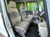 運転席まわりには十分なスペースがあり、大柄な方でもゆったり運転していただける環境です。