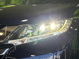 【LEDヘッドライト】悪天候や夜間走行時も良好な視界を確保し安心して運転できる高輝度LEDヘッドライトを装備!点灯速度が早く、消費電力も抑えられています。