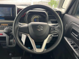 インテリアに合わせたデザインのステアリングは、運転される方のことも考え、運転しやすい形状、大きさです。是非一度、実際に触ってお確かめください。