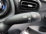 スイッチをオートに設定しておけば、車外の明るさに応じて自動的にヘッドランプを点灯・消灯します。夕暮れ時やトンネルの続く山道などを走行する時に便利なコンライトを装備しています。