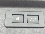 【パワーバックドア】スマートキーや運転席のボタンを押すだけでリアゲートが自動で開閉します!荷物を持っている時や、高い位置にあるバックドアを閉める際に便利な機能です♪