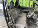 運転席まわりには十分なスペースがあり、大柄な方でもゆったり運転していただける環境です。