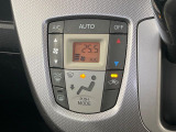 【オートエアコン】一度お好みの温度に設定すれば、車内の温度を検知し風量や温度を自動で調整。暑い…寒い…と何度もスイッチ操作をする必要はありません。快適な車内空間には必須の機能ですね♪