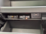 【ETC】有料道路を利用する際に料金所で停止することなく通過できる、ETC車載器(ノンストップ自動料金収受システム機器)が装備されています。セットアップを行うことで利用可能になります。