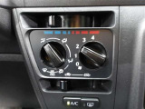 使いやすいマニュアルエアコンは簡単な操作で車内を快適にしてくれます☆