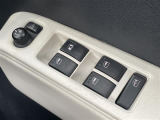 【電動格納ミラー】運転席のスイッチで、ドアミラーの開閉や角度の調整ができます。