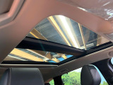 【大型サンルーフ】車内の解放感が一気に上がる大型のパノラマルーフ!季節を問わず開放的で快適なドライブをお楽しみいただけます。流通量も少なく希少価値の高い人気の装備です♪