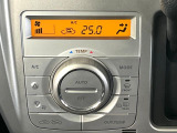 【オートエアコン】一度お好みの温度に設定すれば、車内の温度を検知し風量や温度を自動で調整。暑い…寒い…と何度もスイッチ操作をする必要はありません。快適な車内空間には必須の機能ですね♪
