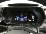 【メーターパネル・マルチインフォメーションディスプレイ】右側の見やすい数字表示式メーターで運転をサポート! ・ 左側の画面で車両に関するさまざまな情報を表示したり、設定したりすることができます。