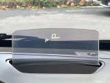 【ヘッドアップディスプレイ】現在の速度や走行情報をデジタル表示で運転席前方のガラスに投影!運転中、目線をずらさず必要な情報を確認できるのでとっても便利で安心!