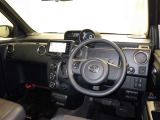 運転の際、常に目にする部分だけにシックで飽きのこないデザインが良いですね。
