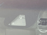 【ホンダセンシング】走行中に前方の車両等を認識し、衝突しそうな時は警報とブレーキで衝突回避と被害軽減をアシスト。より安全にドライブをお楽しみいただけます。